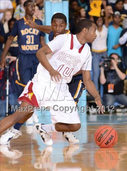 Thumbnail 2 in Rocky Mount vs. Hickory (NCHSAA 3A Final) photogallery.
