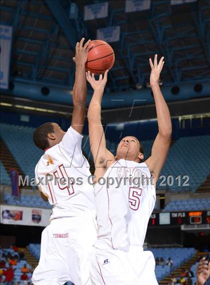 Thumbnail 2 in Rocky Mount vs. Hickory (NCHSAA 3A Final) photogallery.