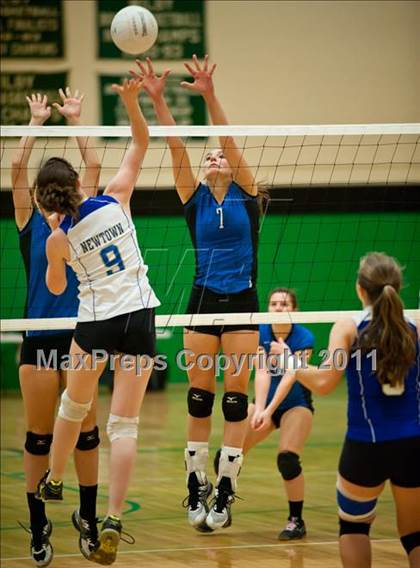 Thumbnail 3 in Southington vs. Newtown (CIAC Class LL Final) photogallery.