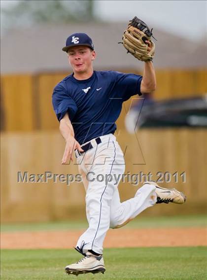 Thumbnail 1 in Santa Fe vs. Lamar Consolidated (UIL 4A Region III Quarterfinals) photogallery.