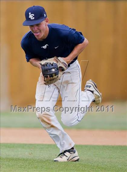 Thumbnail 3 in Santa Fe vs. Lamar Consolidated (UIL 4A Region III Quarterfinals) photogallery.