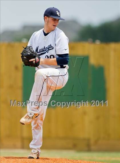 Thumbnail 3 in Santa Fe vs. Lamar Consolidated (UIL 4A Region III Quarterfinals) photogallery.