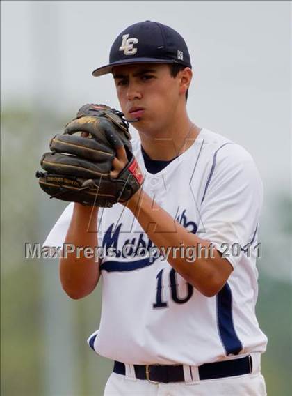 Thumbnail 3 in Santa Fe vs. Lamar Consolidated (UIL 4A Region III Quarterfinals) photogallery.