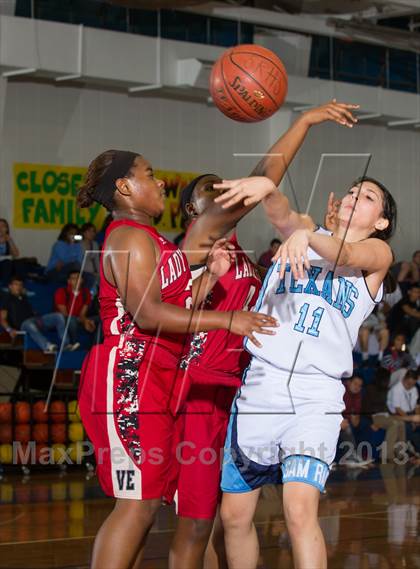 Thumbnail 3 in Victoria East vs. Sam Rayburn (McDonald's Texas Invitational) photogallery.