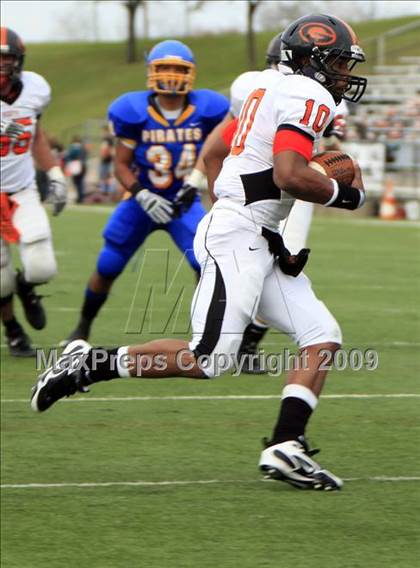 Thumbnail 2 in La Vega vs. Gilmer photogallery.