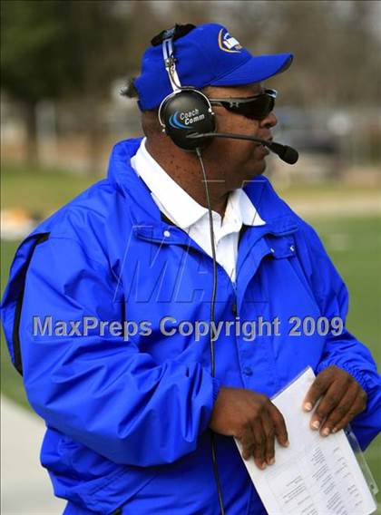 Thumbnail 3 in La Vega vs. Gilmer photogallery.