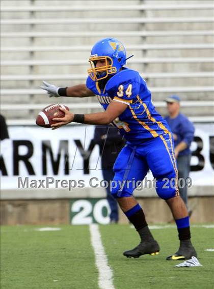 Thumbnail 2 in La Vega vs. Gilmer photogallery.