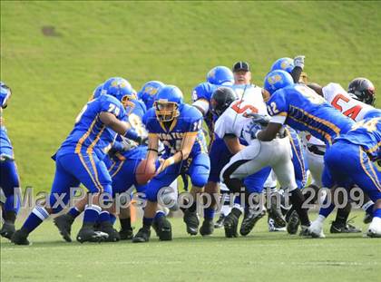 Thumbnail 2 in La Vega vs. Gilmer photogallery.
