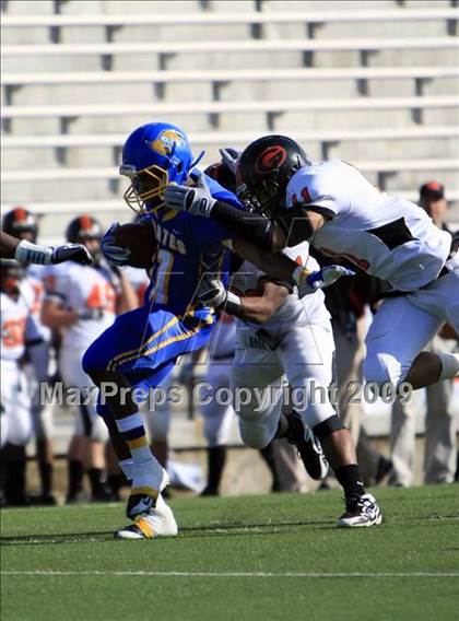 Thumbnail 2 in La Vega vs. Gilmer photogallery.