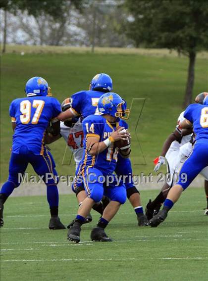 Thumbnail 2 in La Vega vs. Gilmer photogallery.