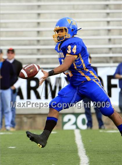 Thumbnail 3 in La Vega vs. Gilmer photogallery.