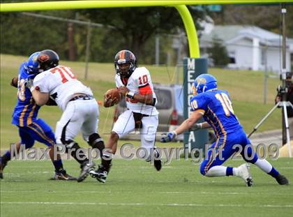 Thumbnail 3 in La Vega vs. Gilmer photogallery.