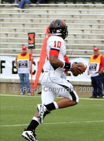 Thumbnail 3 in La Vega vs. Gilmer photogallery.