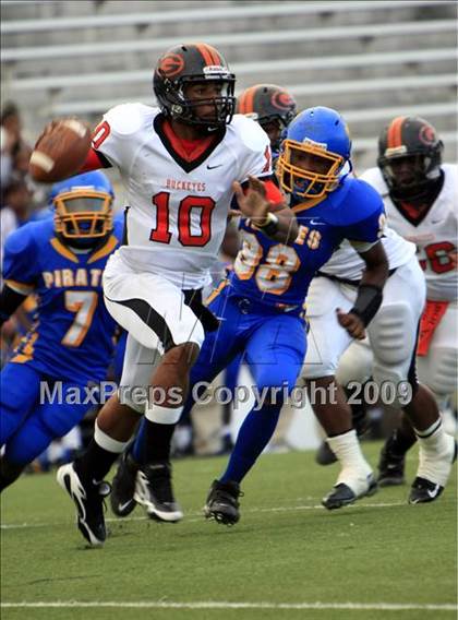 Thumbnail 3 in La Vega vs. Gilmer photogallery.