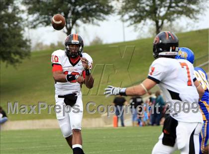 Thumbnail 2 in La Vega vs. Gilmer photogallery.
