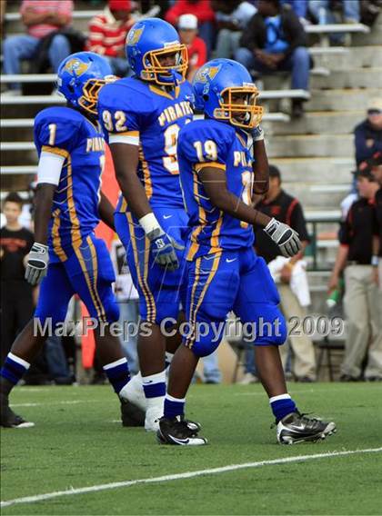 Thumbnail 3 in La Vega vs. Gilmer photogallery.