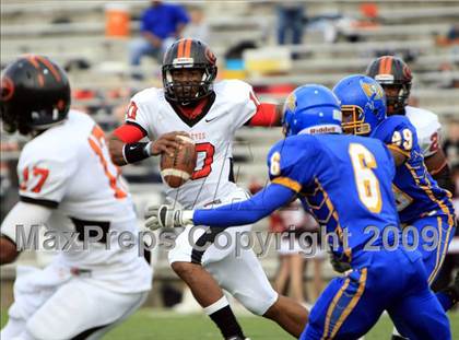 Thumbnail 3 in La Vega vs. Gilmer photogallery.