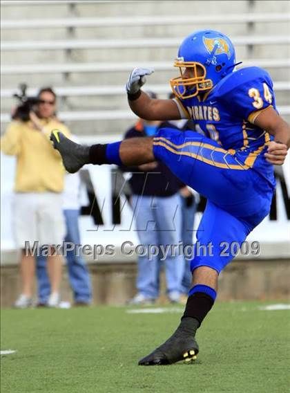 Thumbnail 2 in La Vega vs. Gilmer photogallery.