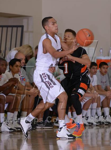 Thumbnail 2 in Rancho Mirage vs. Beverly Hills (MaxPreps Holiday Classic) photogallery.