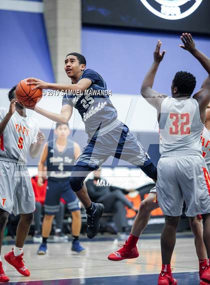 Thumbnail 2 in Taft vs Mater Dei Catholic (Sierra Canyon Super Showcase) photogallery.
