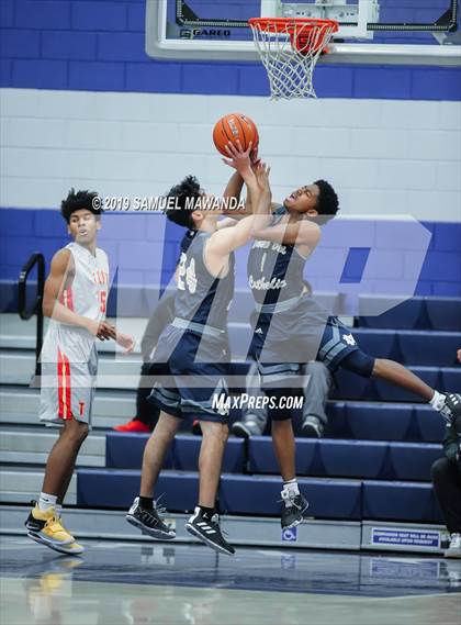 Thumbnail 1 in Taft vs Mater Dei Catholic (Sierra Canyon Super Showcase) photogallery.