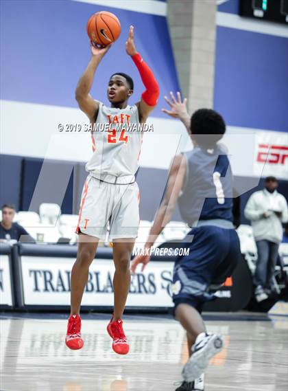 Thumbnail 2 in Taft vs Mater Dei Catholic (Sierra Canyon Super Showcase) photogallery.
