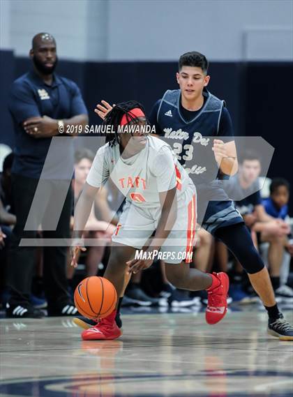 Thumbnail 3 in Taft vs Mater Dei Catholic (Sierra Canyon Super Showcase) photogallery.