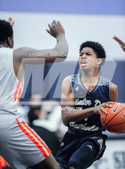 Thumbnail 2 in Taft vs Mater Dei Catholic (Sierra Canyon Super Showcase) photogallery.