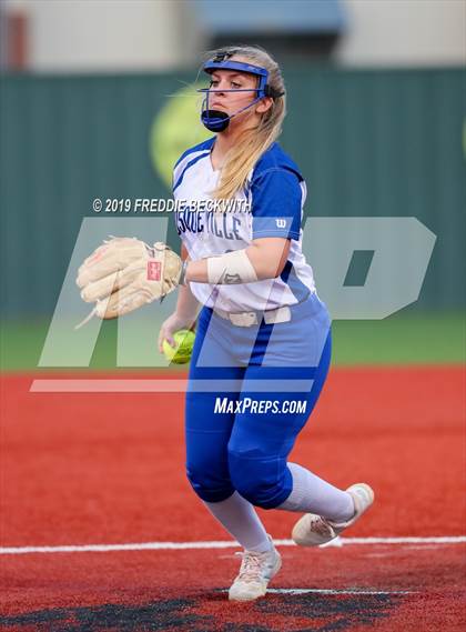 Thumbnail 3 in Bosqueville vs. Honey Grove (UIL 2A Regional Semifinal) photogallery.