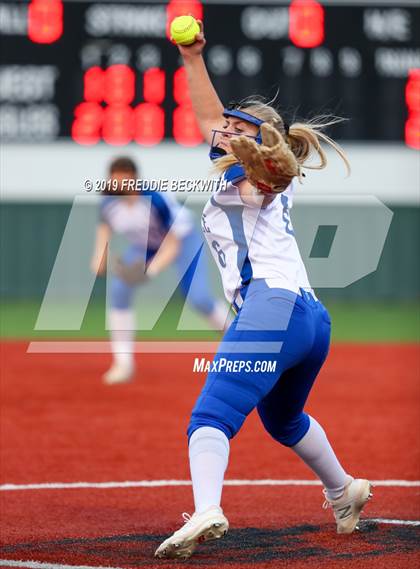 Thumbnail 2 in Bosqueville vs. Honey Grove (UIL 2A Regional Semifinal) photogallery.