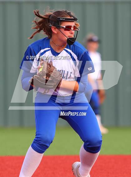 Thumbnail 2 in Bosqueville vs. Honey Grove (UIL 2A Regional Semifinal) photogallery.