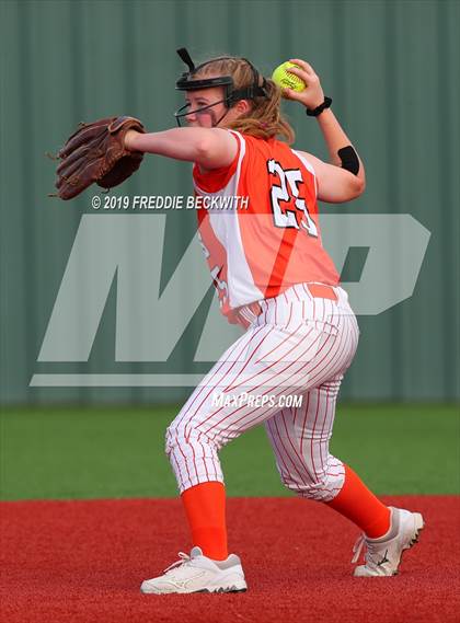 Thumbnail 3 in Bosqueville vs. Honey Grove (UIL 2A Regional Semifinal) photogallery.