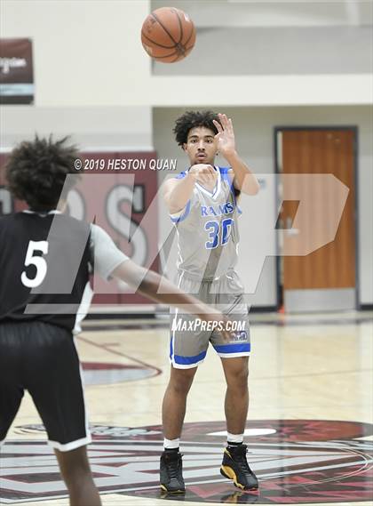 Thumbnail 2 in Ingraham vs. Fairmont Prep (Rancho Mirage Holiday Invitational) photogallery.