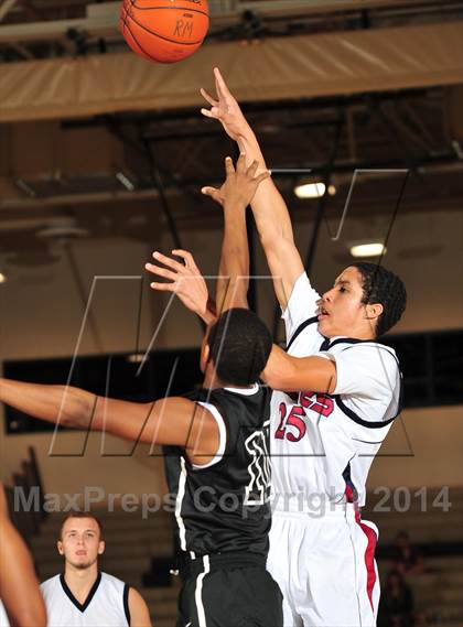 Thumbnail 3 in King vs. Maranatha (MaxPreps Holiday Classic) photogallery.