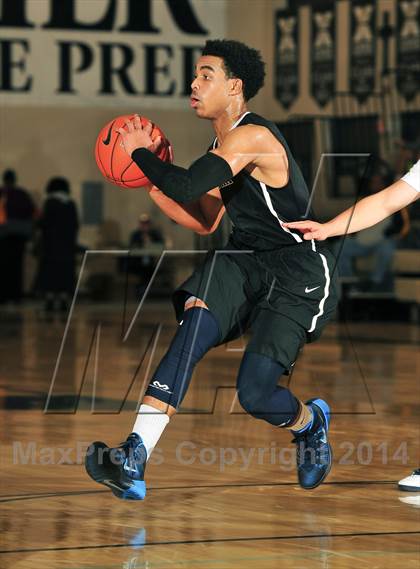 Thumbnail 2 in King vs. Maranatha (MaxPreps Holiday Classic) photogallery.