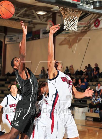 Thumbnail 1 in King vs. Maranatha (MaxPreps Holiday Classic) photogallery.
