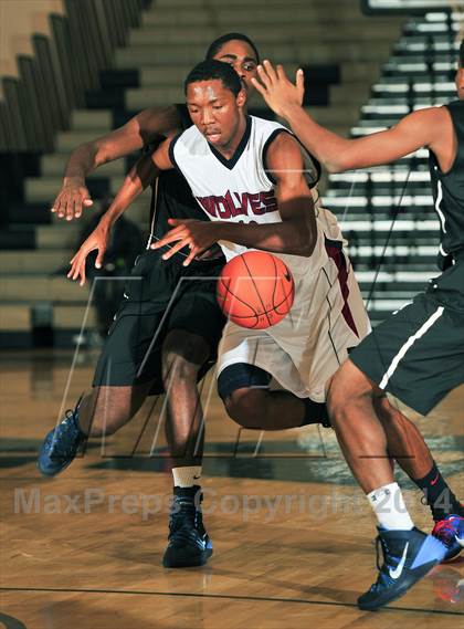 Thumbnail 2 in King vs. Maranatha (MaxPreps Holiday Classic) photogallery.