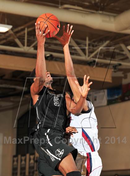 Thumbnail 2 in King vs. Maranatha (MaxPreps Holiday Classic) photogallery.