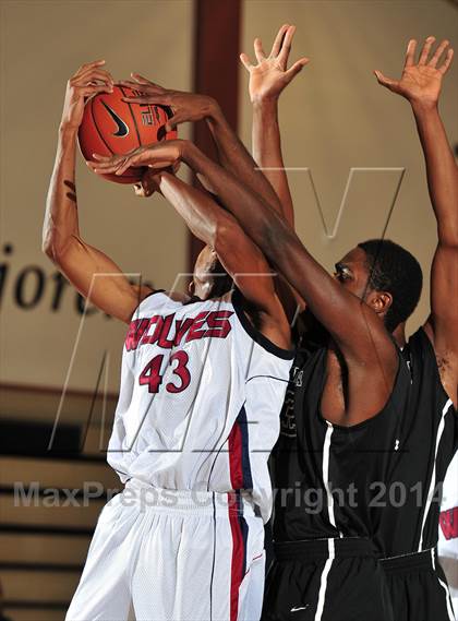 Thumbnail 1 in King vs. Maranatha (MaxPreps Holiday Classic) photogallery.