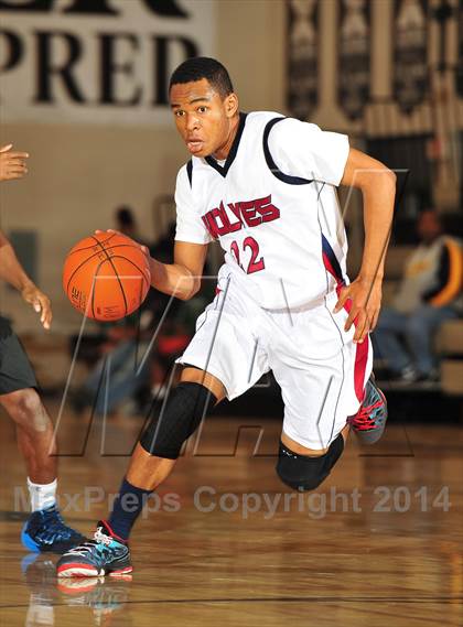 Thumbnail 1 in King vs. Maranatha (MaxPreps Holiday Classic) photogallery.