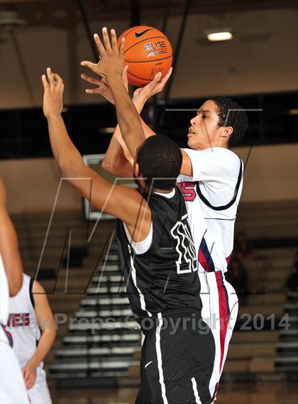 Thumbnail 2 in King vs. Maranatha (MaxPreps Holiday Classic) photogallery.