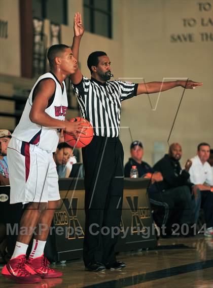 Thumbnail 3 in King vs. Maranatha (MaxPreps Holiday Classic) photogallery.