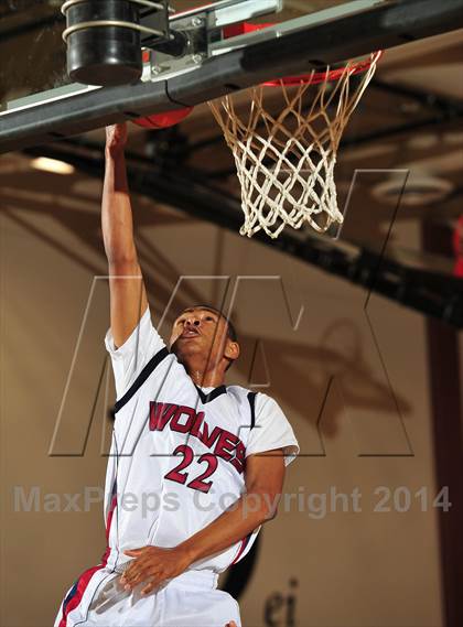 Thumbnail 3 in King vs. Maranatha (MaxPreps Holiday Classic) photogallery.