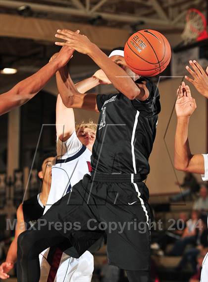 Thumbnail 2 in King vs. Maranatha (MaxPreps Holiday Classic) photogallery.