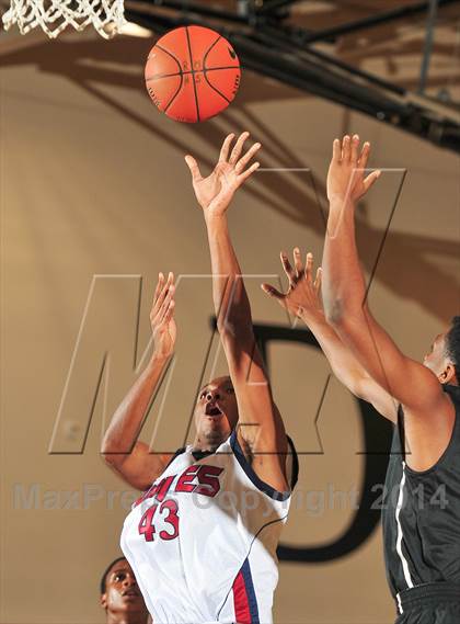Thumbnail 2 in King vs. Maranatha (MaxPreps Holiday Classic) photogallery.