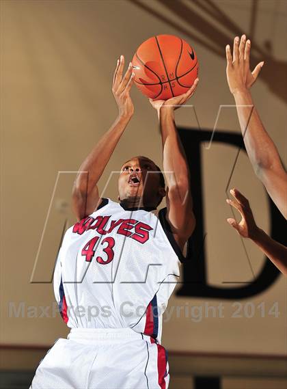 Thumbnail 1 in King vs. Maranatha (MaxPreps Holiday Classic) photogallery.