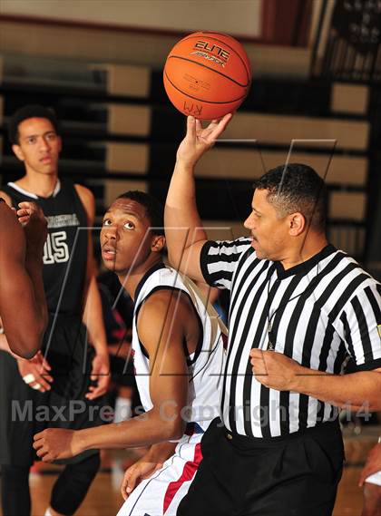 Thumbnail 1 in King vs. Maranatha (MaxPreps Holiday Classic) photogallery.
