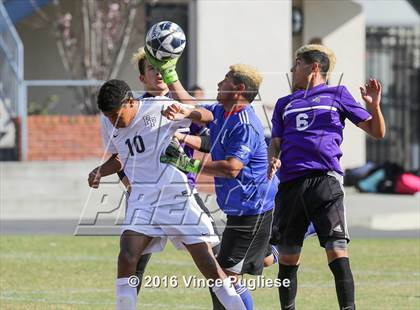 Thumbnail 3 in Shadow Hills vs. Flintridge Prep (CIF SS D6 Semifinal) photogallery.