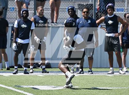 Thumbnail 2 in St. John Bosco vs. San Clemente (Brave 8 Invitational-Game 1) photogallery.