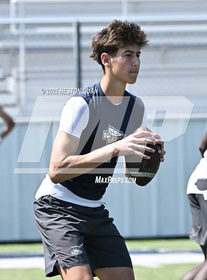 Thumbnail 3 in St. John Bosco vs. San Clemente (Brave 8 Invitational-Game 1) photogallery.